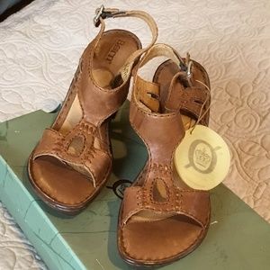 Born Welly Tan Shoes, size 8